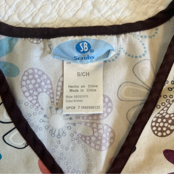 SB Scrubs Women's Tan/Brown Retro Flower Scrub Top; S - Picture 4 of 4